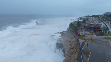 Olas-Gigantes-Rompiendo-En-La-Costa-De-Santo-Domingo-Debido-Al-Huracán-Beryl,-República-Dominicana