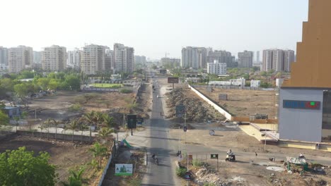 La-Cámara-Del-Dron-Está-Hacia-El-Frente,-Donde-Se-Ven-Muchas-Parcelas-Para-Fiestas-Y-Casas-De-Vecindad.