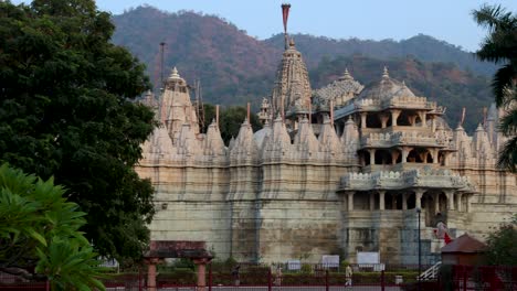 Das-Video-Zur-Antiken,-Einzigartigen-Tempelarchitektur-Aus-Einer-Anderen-Perspektive-Wurde-Am-23.-November-2023-Im-Ranakpur-Jain-Tempel-In-Rajasthan,-Indien,-Aufgenommen