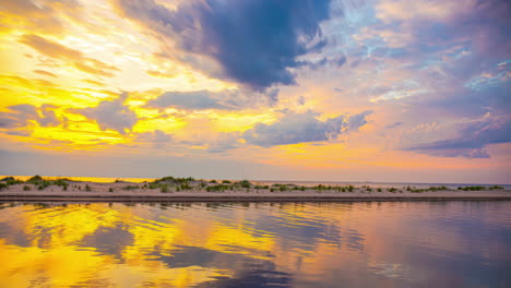 Zeitraffer-Von-Vorbeiziehenden-Wolken-Bei-Sonnenuntergang-über-Dem-Wasser-Mit-Wunderschönen-Farben-Und-Kopierraum