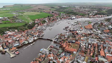 Zurückziehen-Drohne-Luftaufnahme-Rückwärts-Enthüllen-Whitby-Küstenstadt-Yorkshire-Großbritannien