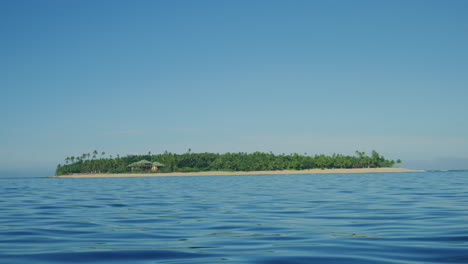 Kleine-Insel,-Umgeben-Von-Sandstrand-Mit-Dichtem-Kokospalmendschungel-In-Der-Mitte