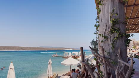 Club-De-Playa-Con-Bandera-Azul-En-Izmir-Cesme-Alacati,-Sombrillas-De-Playa,-Sillas,-Fiesta-En-La-Playa