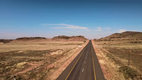 Verlassene-Winterstraße-In-Südafrika:-Endloser-Horizont,-Völlige-Isolation,-Ruhige-Szenerie-Und-Unberührte-Naturschönheit