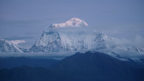 Cima-De-La-Montaña-Del-Himalaya-Por-La-Noche-En-Nepal,-Paisaje-Montañoso-Cubierto-De-Nieve-En-Un-Paisaje-De-Hora-Azul-Oscuro,-Hermosa-Cumbre-De-Montañas-Nevadas-En-El-Mirador-De-Poon-Hill-En-La-Región-De-Annapurna