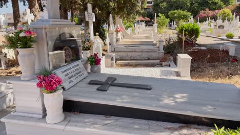 Tumbas-En-Un-Antiguo-Cementerio-Ortodoxo