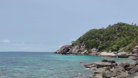 Kayaking-in-the-crystal-clear-waters-of-the-paradise-island-Koh-Tao,-Thailand