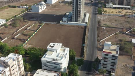 Gran-Carretera-Con-Muchos-Vehículos-Que-La-Atraviesan-Mostrando-Escuelas-Y-Grandes-Campos.