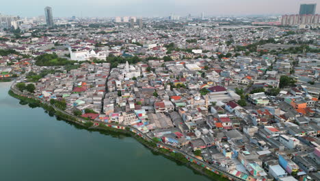 Nordjakarta-Slums-Und-Moscheen-High-Angle-Drone-Shot-Tracking-In