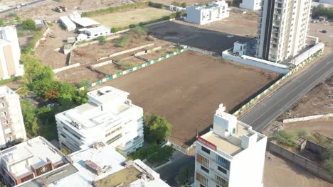 Cámara-De-Drones-Que-Muestra-Un-Gran-Campo-Donde-Está-A-Punto-De-Comenzar-Una-Gran-Obra-De-Construcción.