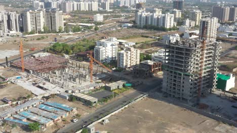 Se-Está-Construyendo-Un-Gran-Complejo-Comercial-Dentro-De-La-Cámara-Del-Dron.