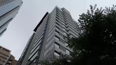 Vista-Aérea-Descendiendo-De-Un-Edificio-En-São-Paulo-Brasil