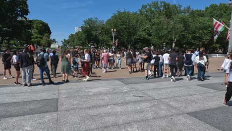 Un-Hombre-Mayor-Negro-Bailando-Rodeado-Por-Una-Multitud-En-Un-Día-De-Verano-En-Washington-DC