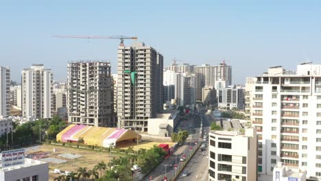 También-Se-Están-Llevando-A-Cabo-Parcelas-De-Fiesta-Y-Trabajos-De-Construcción-De-Muchos-Edificios-Grandes.