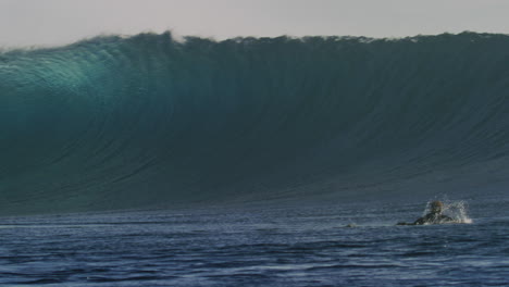 Surfer-Paddelt,-Um-Aus-Der-Aufprallzone-Zu-Kommen,-Als-Die-Welle-Bei-Cloudbreak-Fiji-Herunterkommt-Und-Funkelt-Mit-Nebel