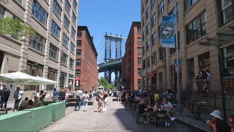 Eine-Handgeführte-4k-Aufnahme-Eines-Spaziergangs-Zur-Brooklyn-Bridge,-Während-Viele-Junge-Weiße-Ihren-Sommertag-Auf-Der-Straße-Verbringen