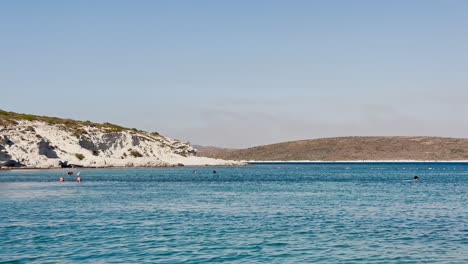 Club-De-Playa-Con-Bandera-Azul-En-Izmir-Cesme-Alacati,-Sombrillas-De-Playa,-Sillas,-Fiesta-En-La-Playa