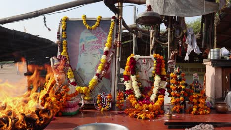 El-Video-Del-Dios-Hindú-De-La-Bicicleta-Sagrada-Om-Banna-Adorando-En-El-Templo-Desde-Un-ángulo-Plano-Se-Tomó-En-Shri-Om-Banna-Y-Bala-Baba-Jodhpur-Rajasthan-India-El-23-De-Noviembre-De-2023