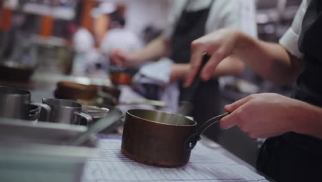 Ein-Professioneller-Männlicher-Koch-Bereitet-In-Einer-High-End-Großküche-Fachmännisch-Gourmet-Essen-Zu