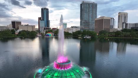 Fuente-De-Iluminación-En-El-Lago-Eola-En-La-Ciudad-De-Orlando-Durante-La-Puesta-De-Sol