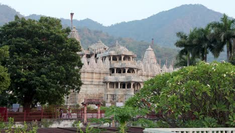 Das-Video-Zur-Antiken,-Einzigartigen-Tempelarchitektur-Aus-Einer-Anderen-Perspektive-Wurde-Am-23.-November-2023-Im-Ranakpur-Jain-Tempel-In-Rajasthan,-Indien,-Aufgenommen