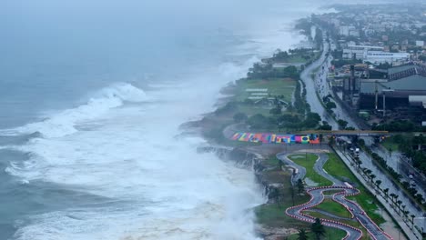 El-Huracán-Beryl-Golpea-La-Costa-De-Santo-Domingo-Con-Enormes-Olas,-República-Dominicana