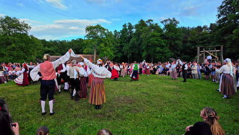 Rahvatants-Im-Estnischen-Freilichtmuseum-Präsentiert-Verschiedene-Traditionelle-Estnische-Tänze