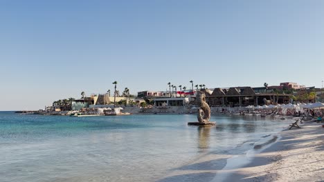 Club-De-Playa-Con-Bandera-Azul-En-Izmir-Cesme-Alacati,-Sombrillas-De-Playa,-Sillas,-Fiesta-En-La-Playa