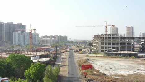 Se-Están-Realizando-Muchas-Obras-De-Construcción-De-Grandes-Edificios-Y-También-Se-Pueden-Ver-Edificios-Alrededor.