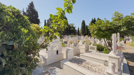 Tumbas-En-Un-Antiguo-Cementerio-Ortodoxo