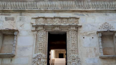 La-Antigua-Puerta-De-Entrada-De-La-Arquitectura-Del-Templo-único-Durante-El-Día-Desde-Diferentes-ángulos-Se-Toma-Un-Video-En-El-Templo-Jainista-De-Ranakpur,-Rajasthan,-India,-El-23-De-Noviembre-De-2023.