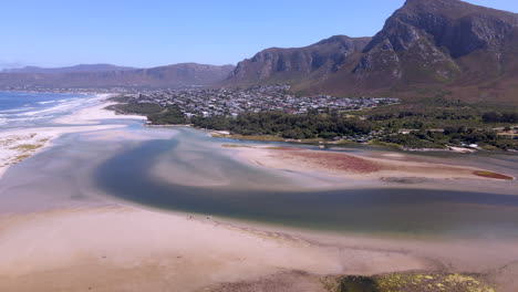 Malerische-Drohnenansicht-über-Die-Mündung-Des-Klein-River-Von-Voëlklip-Und-Die-Berge-In-Hermanus