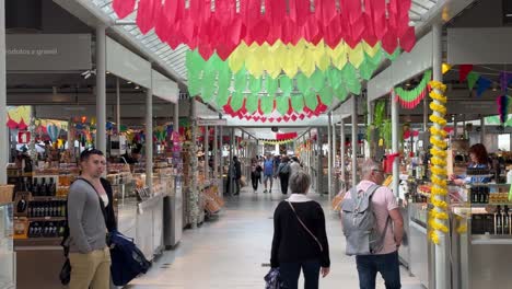 Tourists-walk-around-the-Mercado-do-Bolhão-in-Porto,-Portugal