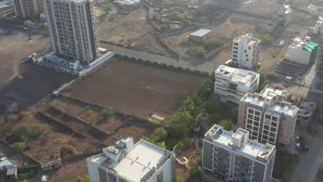 La-Cámara-Del-Dron-Muestra-Una-Gran-Granja-Donde-Están-A-Punto-De-Comenzar-Los-Trabajos-De-Construcción-De-Un-Gran-Edificio.