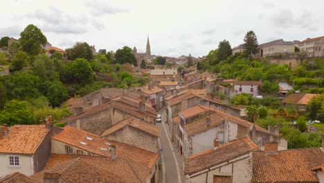 Antigua-Ciudad-Medieval-Fortificada-De-Parthenay,-Francia,-Con-Edificios-Históricos-Y-Zonas-Verdes.