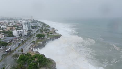 Olas-Rompientes-En-La-Costa-De-Santo-Domingo-Por-El-Huracán-Beryl,-República-Dominicana