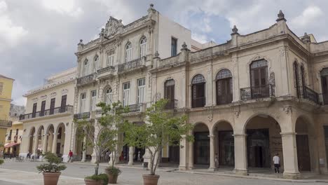 Plaza-Vieja-En-La-Habana,-Cuba,-Escuela-Angela-Landa-Y-Edificio-Del-Restaurante-Santo-Angel