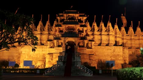 Das-Video-Mit-Der-Beleuchteten,-Einzigartigen-Antiken-Tempelarchitektur-Bei-Nacht-Aus-Einem-Anderen-Blickwinkel-Wurde-Am-23.-November-2023-Im-Ranakpur-Jain-Tempel-In-Rajasthan,-Indien,-Aufgenommen