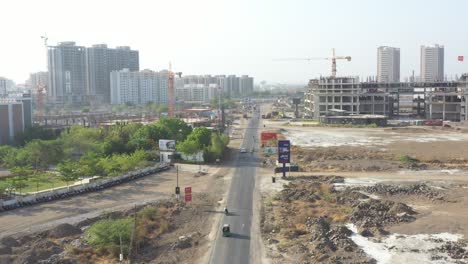 Auf-Der-Straße-Verkehren-Viele-Fahrzeuge-Und-Es-Gibt-Viele-Gewerbegebäude-Und-Baustellen