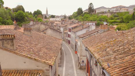 Parthenay's-historic-medieval-town-with-narrow-streets-and-old-rooftops,-aerial-view