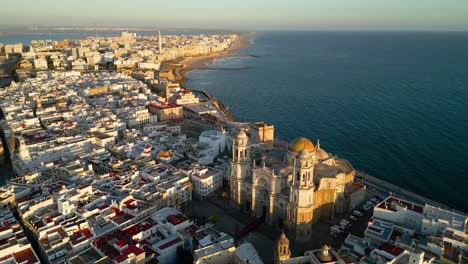 Filmischer-Panoramablick-Aus-Der-Luft-Auf-Die-Stadt-Cadiz-Bei-Sonnenuntergang