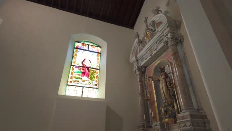 Stained-glass-window-and-ornate-altar-inside-Metropolitan-Cathedral-in-Casco-Viejo,-Panama-City