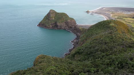 Isla-Paratutae-Y-Playa-Whatipu-En-Auckland,-Nueva-Zelanda---Toma-Aérea-Con-Drones