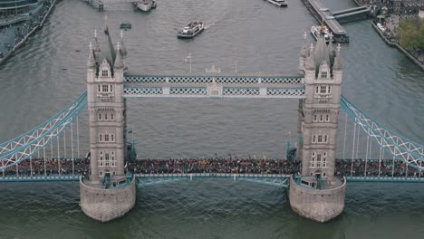 Nach-Unten-Geneigte-Aufnahme-Des-Marathons-Auf-Der-Tower-Bridge-Und-Des-Sich-Nähernden-Bootes