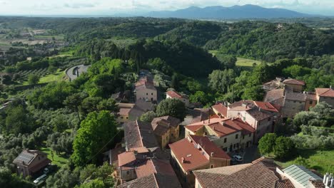 Vista-Panorámica-De-La-Ciudad-Medieval-De-Lorenzana,-En-La-Cima-De-La-Montaña,-Cerca-De-Pisa,-Italia