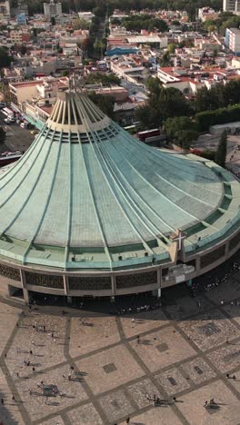 Basílica-De-Guadalupe-Desde-Arriba-En-Formato-Vertical,-Cdmx