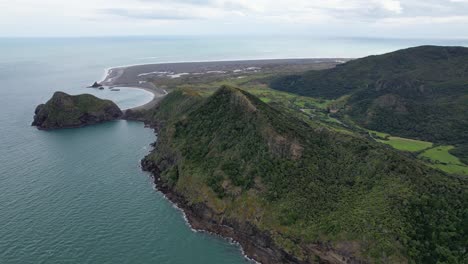 Omanawanui-Track,-Paratutae-Island-In-Auckland,-New-Zealand---Aerial-Drone-Shot