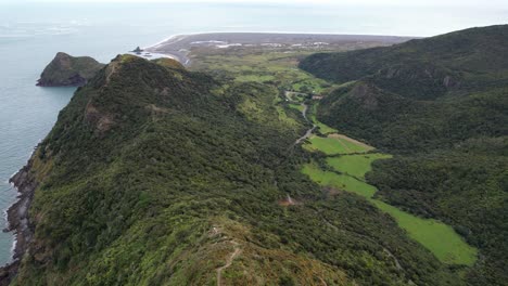 Pista-Omanawanui-Con-Vistas-Al-Paisaje-Escénico-De-La-Isla-Paratutae-En-Auckland,-Nueva-Zelanda---Toma-Aérea-De-Drones