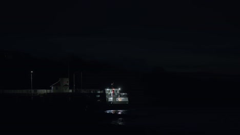 Escena-Nocturna-De-Un-Ferry-Acercándose-A-Un-Muelle