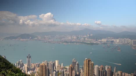 Puerto-De-Victoria,-Donde-El-Beso-Azul-Del-Mar-Del-Sur-De-China-Se-Encuentra-Con-El-Bullicioso-Abrazo-De-Hong-Kong